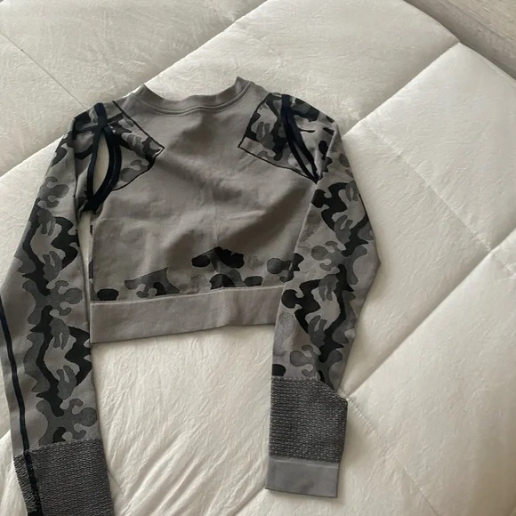 Long Sleeve Shirt - Camo Print  S Small - Yoga Dark Gray & Black - Picture 3 of 8
